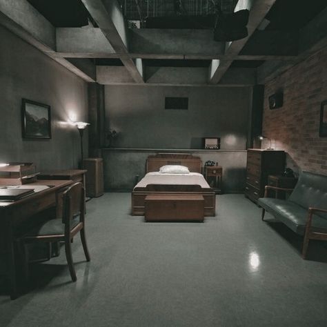 Supernatural Set Photos, Supernatural Bunker Bedroom, Spn Bunker Aesthetic, Supernatural Bunker Deans Room, Bunker Room Ideas, Bunker Bedroom Ideas, The Bunker Supernatural, Supernatural Bunker Layout, Supernatural Bedroom Ideas