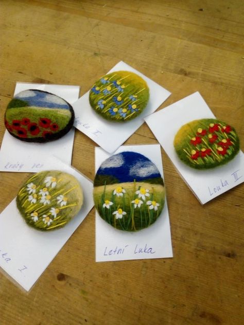 felted brooch (needle felting) Needle Felted Coasters Diy, Needle Felt Jewelry, Felt Yarn, Felt Coasters, Needle Felting Diy, Diy Coasters, Felt Jewelry, Thread Art, Folk Embroidery