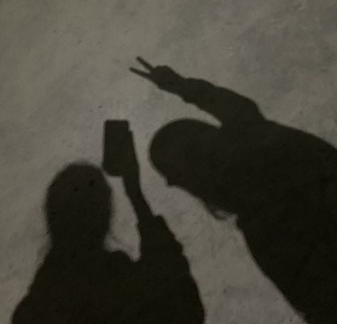 Shadow Pictures With Bestie, Best Friend Shadow Pic, Photography Best Friends, Best Friend Hug, Best Friends Matching, Beast Friends, Fake Photo Short Hair, Matching Pictures, Friends Hugging