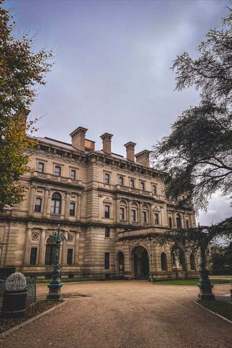 Newport Mansions Aesthetic, The Breakers Mansion, Mansion England, Newport Ri Mansions, Breakers Mansion, The Breakers Newport, Gilded Age Mansions, Vanderbilt Family, Rhode Island Mansions