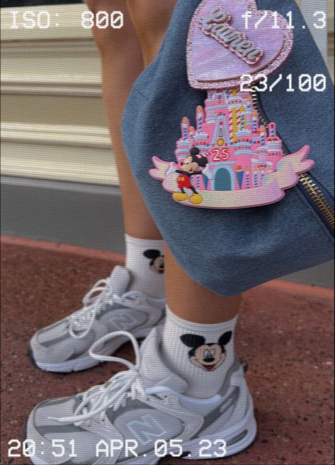 Summer Outfits Disney, Rainy Day Disney Outfit, Disney Girl Aesthetic, Disney Athleisure Outfits, Disney Inspo Pics, Disney Aesthetic Outfit, Aesthetic Disney Outfits, Trendy Disney Outfits, Disney Fits