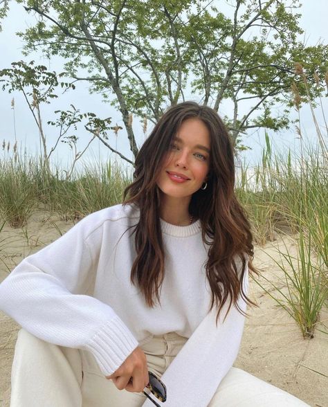 Emily Didonato Instagram, Dark Skin Light Hair, Minimalistic Outfits, Emily Didonato, City Outfits, Bad Hair, Beautiful Woman, New Hair, Hair Inspo