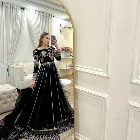 Pakistani Party Wear Dresses, Desi Wedding Dresses, Simple Gowns, Pakistani Wedding Outfits, Pakistani Fancy Dresses, Beautiful Pakistani Dresses, Women Dresses Classy, Fancy Dresses Long, Bridal Dress Fashion