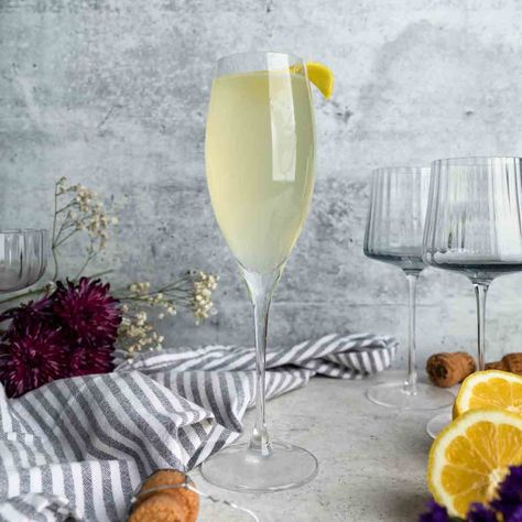 Cocktail French 75, French 76, French 75 Recipe, Vodka Lemon, Ricotta Crostini, Classic Gin Cocktails, Lamb Leg Recipes, French Cocktails, French 75 Cocktail