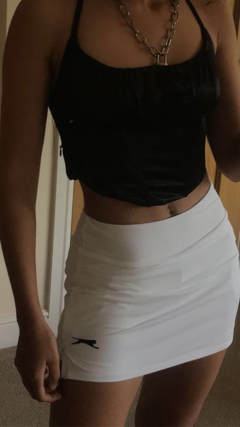 Skorts Slazenger Outfits, Summer Skort Outfit, Slazenger Skort Outfit Festival, White Slazenger Skort Outfit, Slazenger Skort Outfit Aesthetic, Low Rise White Skirt Outfit, Skort Outfit Summer, Skort Ootd Summer Outfits, White Fitted Y2k Skort