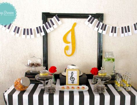 FIESTA DE 15 - CANDY BAR PIANO PARTY Music Note Party Decorations, Birthday Candy Bar, Beatles Party, Music Birthday Party, Music Theme Birthday, Candy Bar Birthday, Music Themed Parties, Graduation Party Planning, Boy Birthday Party Themes