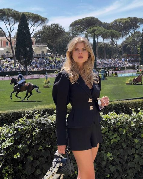 NANA JACQUELINE® (@nanajacqueline_) • Instagram photos and videos Horse Racing Outfits Women, Horse Race Outfit, Melbourne Races, Horse Racing Fashion, Spring Racing Fashion, Fashion Old Money, Polo Game, Classy Old Money, Navy Blue Outfit