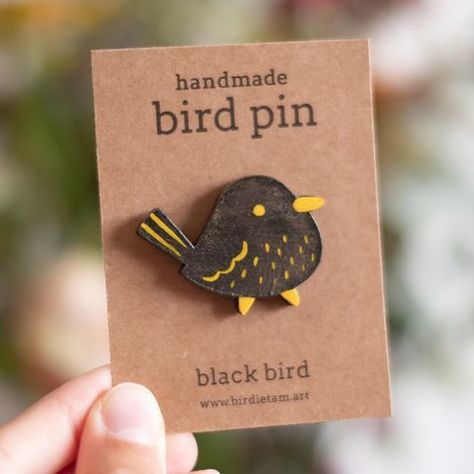 My Calendar, Bird Pins, Handmade Pins, Bird Gifts, Polymer Crafts, Diy Pottery, Clay Art Projects, Cute Clay, Ceramic Birds