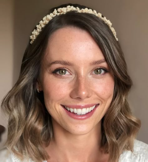 Wedding Makeup Light Brown Hair, Simple Make Up Wedding Natural Looks, Bridal Makeup Natural Freckles, Bride With No Makeup, Soft And Romantic Wedding Makeup, Rosy Natural Wedding Makeup, Simple Bridal Makeup Green Eyes, Wedding No Makeup Look, Vintage Inspired Wedding Makeup