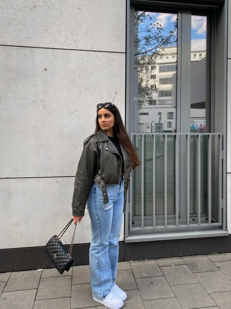 Denim Moto Jacket Outfit, Jordan Lipscombe Outfits, Green Zara Jacket Outfit, Green Biker Jacket Outfit, Leather Jacket Outfit Ideas, Green Zara Leather Jacket Outfit, Zara Leather Jacket Outfit, Green Leather Jacket, Zara Jacket Outfit