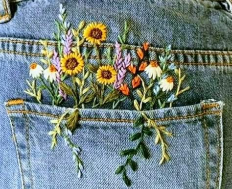 Artisanats Denim, Embroidery Jeans Diy, Clothes Embroidery Diy, Denim Embroidery, Embroidery Stitches Tutorial, Hand Embroidery Projects, Denim Crafts, Embroidery On Clothes, Cute Embroidery