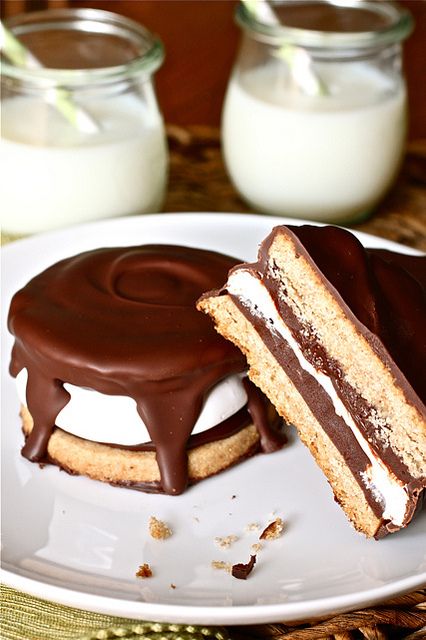 homemade moon pies! yes please! Cake Brownie, Moon Pie, Moon Pies, Yummy Sweets, Eat Dessert, Sweets Treats, Just Desserts, Yummy Treats, Cooking And Baking