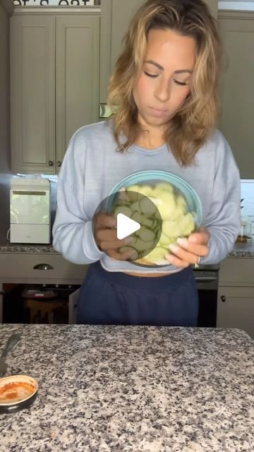 Brooke Brown on Instagram: "This cucumber salad was incredible! Inspo: TT Logan ❤️#cucumber #salad #taco #cottagecheese #protein #recipe.  RECIPE :  1 medium English cucumber
3/4 cup cottage cheese 
1 can chicken (12.5oz)
3 tsp taco seasoning 
2 tbsp salsa 
Shake and Enjoy!" Cucumber Salad With Cottage Cheese, Cucumber Cottage Cheese Salad, High Protein Cucumber Salad, Cottage Cheese Cucumber Salad, Logan Cucumber Recipes, Logan Cucumber, Cottage Cheese Chicken Salad, Chicken Salad With Cottage Cheese, 1400 Calorie Meal Plan