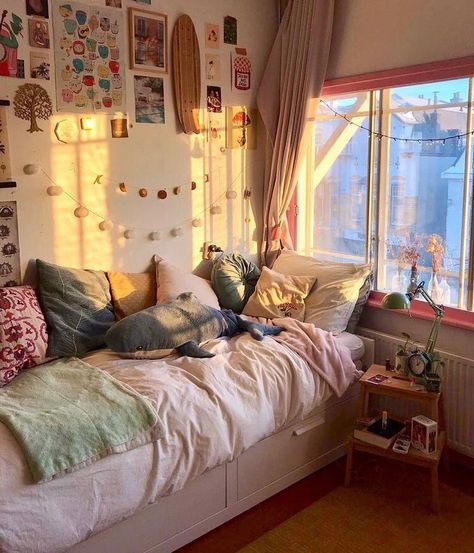 Washington Bedroom Aesthetic, Dorm Room Suite Ideas, Organized Clutter Aesthetic, Dorm Inspiration Cozy, Dorm Aesthetic Ideas, Washu Dorm, Apartment College Ideas, Rustic Dorm Room Ideas, Cozy Dorm Room Aesthetic