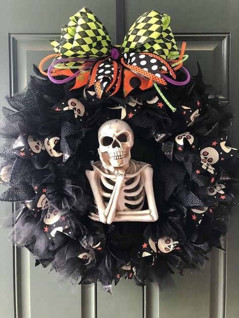 Scary Halloween Wreath, Porche Halloween, Den Mrtvých, Halloween School Treats, Skeleton Wreath, Halloween Mesh Wreaths, Spooky Black, Diy Halloween Wreath, Diy Halloween Decor