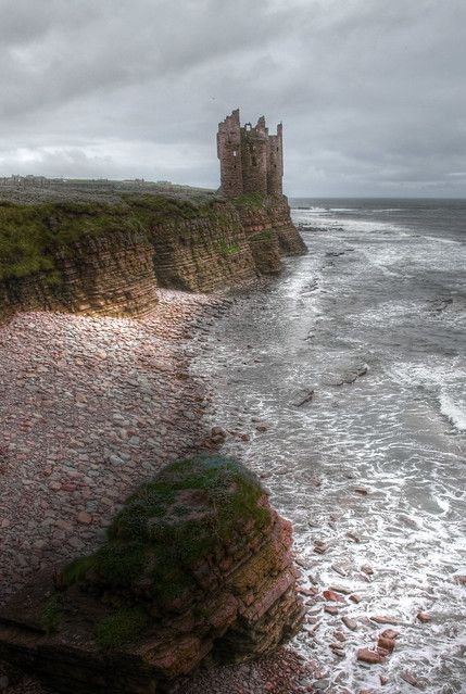 keiss castle | Michael Beales | Flickr Cliffside Castle, Keiss Castle, Castle By The Sea, Caithness Scotland, Ruined Castle, Village Center, Setting Inspiration, Old Castle, Castle Scotland