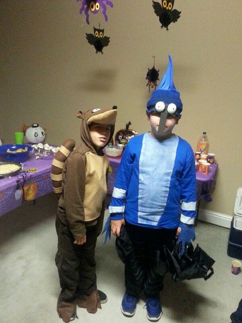 Mordecai and Rigby from the Regular Show Couple Unique Halloween Costumes, Duo Cosplay, Mordecai And Rigby, Halloween Duo, Halloween Duos, Matching Halloween Costumes, You Are My Moon, Duo Costumes, Trio Halloween Costumes