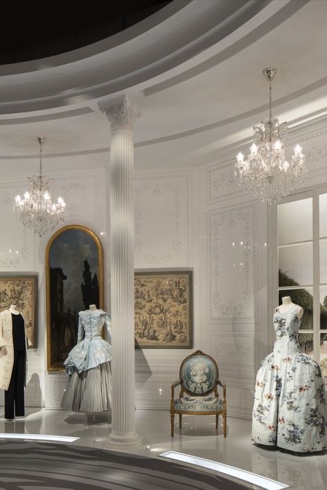 Downtown Fashion, Dior Designer Of Dreams, Christian Dior Designer, House Of Dior, Dior Shop, Fashion Dream Job, Museum Fashion, Dior Designer, Boutique Interior