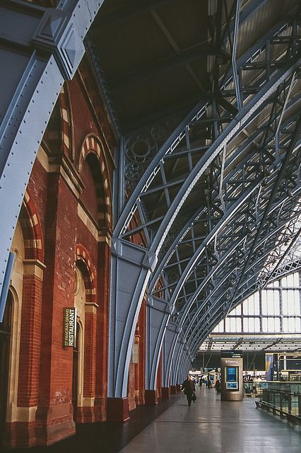 St Pancras Station London, St Pancras Station, Old Train Station, St Pancras, Industrial Architecture, Train Stations, Level Design, London Town, London Photography