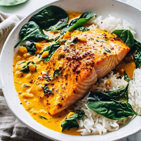 Creamy Coconut Salmon Curry - Savvy Bites Coconut Salmon, Simple Baked Salmon, Salmon Curry, Salmon Soy Sauce, Curry Spices, Salmon Dinner, Fish Recipes Healthy, Healthy Fish, Thai Curry