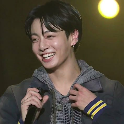 Jungkook Smiling Icon, Jin Smile Aesthetic, Jungkook Smile Photo, Jungkook Concert, Jin Jhope Suga, Jungkook Smile, Beautiful Rabbit, Jungkook And Jin, Jin Jhope