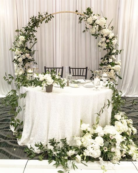 Civil Wedding Ideas, Sweetheart Table Backdrop, Bride Groom Table, Deco Champetre, Head Table Wedding, Sweetheart Table Wedding, Bridal Table, Head Table, Civil Wedding