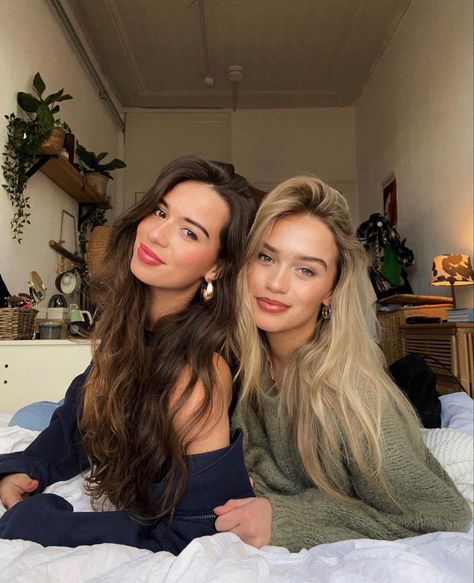 charlotte landry lottie landry piper landry sisters aesthetic blonde brunette duo pretty girls vacation aesthetic cape cod something in the way Blonde Brunette Duo, Sisters Aesthetic, Blonde And Brunette Best Friends, Famous Lifestyle, Aesthetic Blonde, Sisters Goals, Something In The Way, Vacation Aesthetic, Girls Vacation