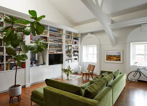 High ceilings and a skylight give the living room an aerielike feel. The emerald green velvet sofa is from ABC Carpet... Scott Schuman, Dining Room Chair Cushions, The Sartorialist, Green Velvet Sofa, Cosy Spaces, Design Salon, Green Sofa, Beautiful Sofas, New York Apartment