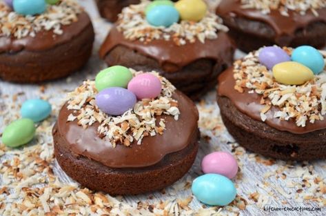 Donut Decorating Ideas, Fancy Donuts, Easy Easter Desserts, Easter Sweets, Easter Brunch Food, Kid Desserts, Easter Baking, Delicious Donuts, Easter Cupcakes