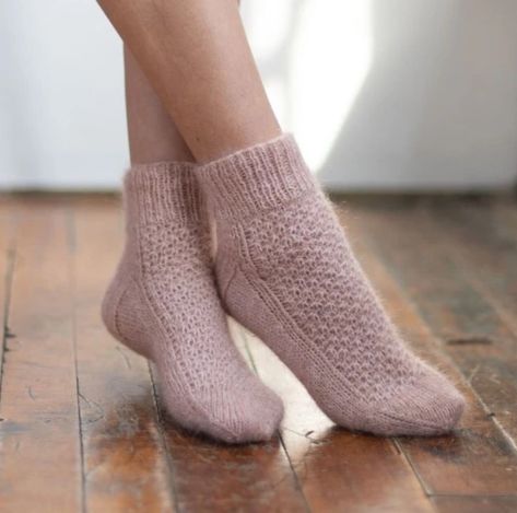 Free knitting pattern for textured ankle socks pretty Socks Design Ideas, Crochet Socks Pattern, Socks Design, Hand Knit Socks, Socks Pattern, Sock Knitting Patterns, Crochet Socks, Anne With An E, Soft Slippers