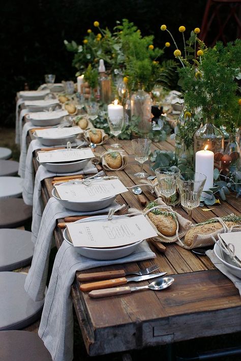 Stacked Wedding Place Settings - How To Add The WOW Factor To Your Wedding Day Tables Backyard Bbq Wedding Reception, Rustic Garden Party, Bbq Wedding Reception, Weddings Decorations Elegant Romantic, Backyard Bbq Wedding, Outdoor Dinner Party, Tafel Decor, Bbq Wedding, Party Table Settings