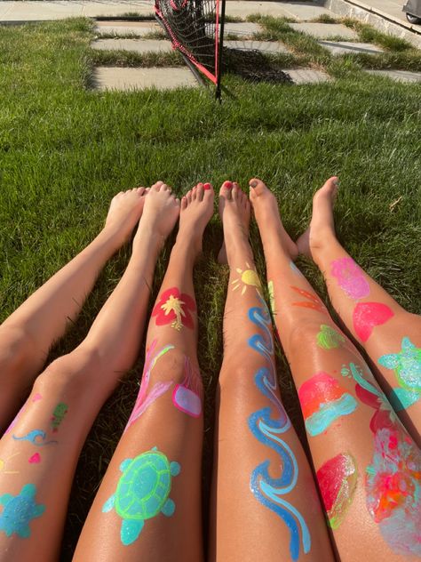 Leg Art Ideas, Leg Painting Summer, Leg Painting Easy, Summer Leg Painting Ideas, Leg Painting Ideas, Summer Bucket List For Teens, Summer Legs, Leg Art, Leg Painting