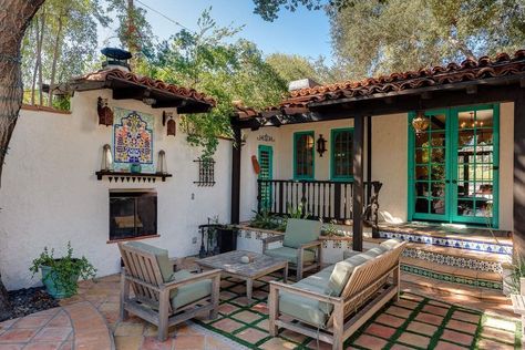 The five-bedroom estate dates to the 1920s and still sports its original wall sconces and bathroom tile. Spanish Patio, Style Hacienda, Colonial Revival House, Spanish Courtyard, Spanish Colonial Revival, Spanish Colonial Homes, Spanish Revival Home, Spanish Bungalow, Hacienda Style Homes