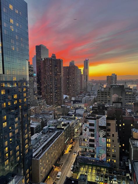 Sunset New York, window view, Manhattan #nyc #newyorkcity #city #citylife #citylights #aesthetic #sunset #citysunset #nycsunset #manhattan Newyork Sunsets Aesthetic, New York Window View, Cybertron Aesthetic, Nwe York, Citylights Aesthetic, New York Window, Manhattan Aesthetic, City At Sunset, New York Sunset