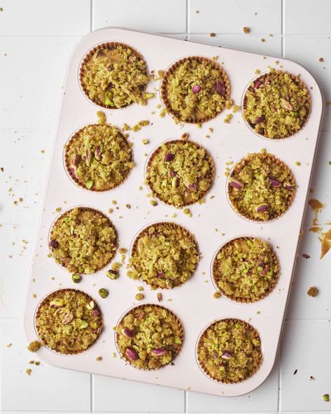 Pistachio Crumble Topping, Pistachio Breakfast, Pistachio Crumble, Pistachio Muffins, Pistachio Recipes, Muffin Tops, Breakfast Sweets, Instant Pudding Mix, Crumble Recipe