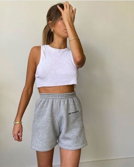 Photo Mode Dope, Black Tees, Cute Summer Tops, Mode Inspo, Casual Street Style, Mode Inspiration, Street Style Outfit, Looks Vintage, Outfits Casuales