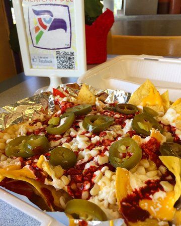 Nacholotes! Nachos and corn come together Elote In A Cup, Mexican Snacks, Hot Cheetos, Mexican Street Food, Mexican Corn, Fruit Cups, Mexican Street, Fish And Chips, Come Together