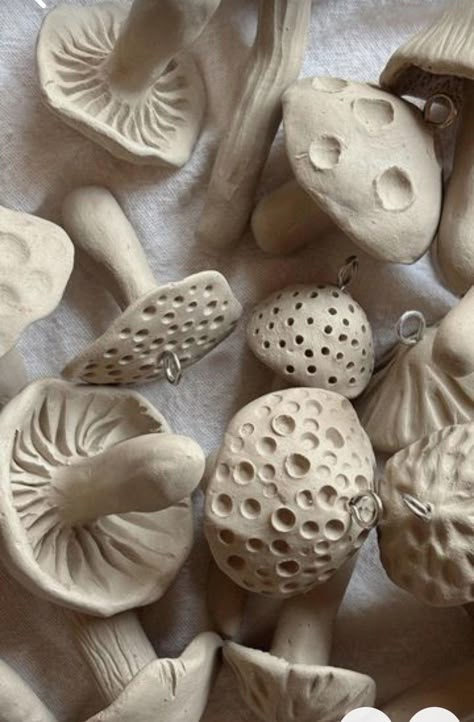 Keramiikka Ideas, Ceramic Toadstools, Ceramic Mushrooms, Mushroom Crafts, Clay Crafts Air Dry, Keramik Design, Cerámica Ideas, Pottery Crafts, Diy Pottery