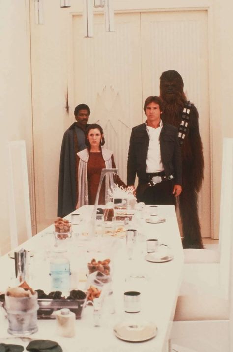 Han, Leia and Chewbacca get a dinner surprise from Star Wars: The Empire Strikes Back (1980) Dark Vader, Han And Leia, Dark Vador, Cloud City, Star Wars Love, Star Wars Trilogy, Empire Strikes Back, Star Wars Empire, Star Wars Wallpaper