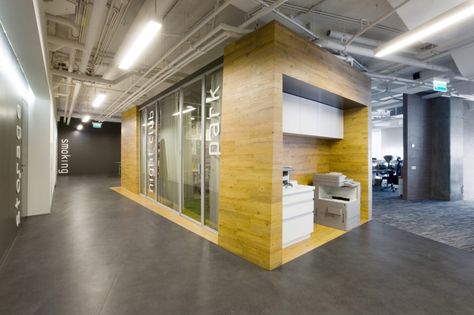 Badoo Development Office / za bor Architects Corner Office Design, Architects Office, Green Office, School Interior, Corner Office, Arch Interior, Work Spaces, Cool Office, Workplace Design