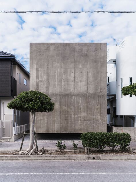 studio cochi architects' house in nishizaki is a windowless concrete block Modern Miami, Concrete Interiors, Concrete Houses, Concrete Facade, Concrete Home, Concrete Building, Exposed Concrete, Concrete House, Urban Oasis