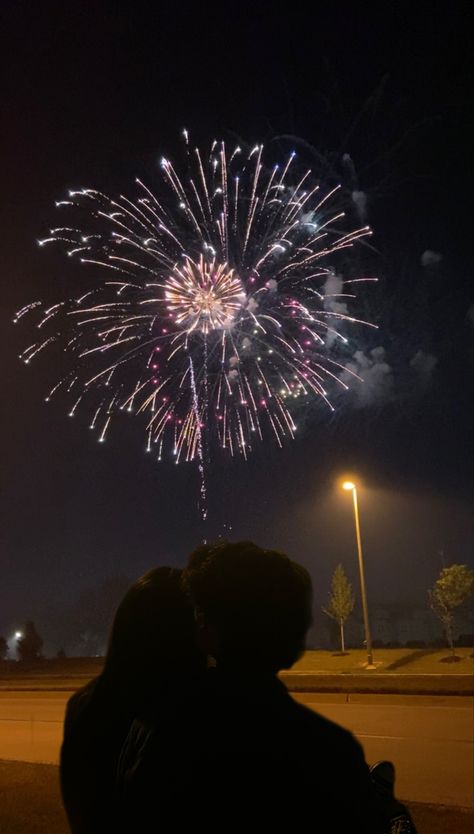 fireworks, couple fireworks picture, couplegoals, fourth of july, fourth of july fireworks, couple picture inspo, aesthetic couple picture, fireworks show Firework Show Aesthetic, Couple Watching Fireworks Aesthetic, Fireworks Couple Aesthetic, Couple Watching Fireworks, Fireworks Date, Fireworks Couple, Picture Inspo Aesthetic, Sweet Couple Photos, Couples Vision Board