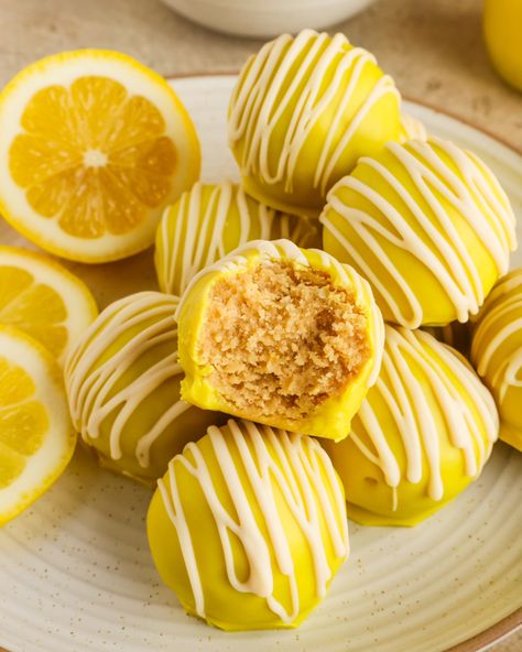 Lemon Cake Truffles Lemon Cake Pops Recipe, Lemon Truffle, Delicious Lemon Cake, Lemon Truffles, Lemon Cake Easy, Lemon Cheesecake Bars, White Chocolate Bar, Flour Alternatives, Mini Dessert