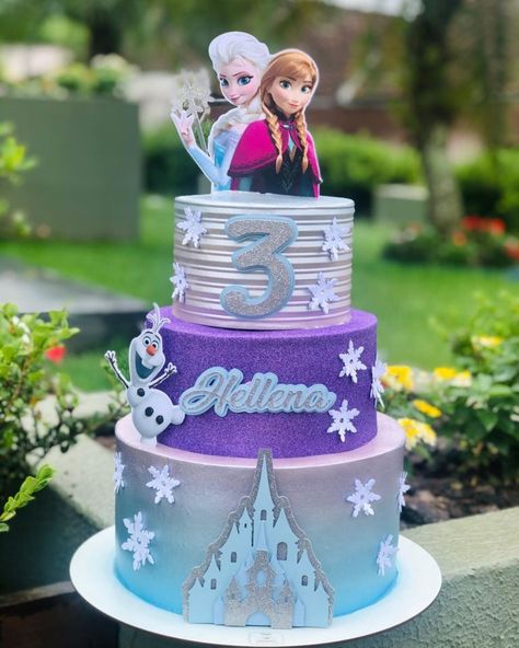 Bolo Frozen: 95 modelos congelantes e como fazer o seu - Tua Casa Frozen Birthday Party Cake, Frozen Themed Birthday Cake, Pastel Frozen, Frozen Birthday Party Decorations, Dora Cake, Anniversary Theme, Frozen Theme Cake, Bolo Frozen, Frozen Cake Topper