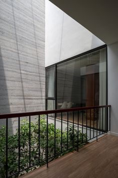 Gallery of D House / ARO Studio - 26 3 Storey House Design, Owner Builder, Indoor Courtyard, Nha Pho, Townhouse Designs, Courtyard Design, Internal Courtyard, Narrow House, Casa Container