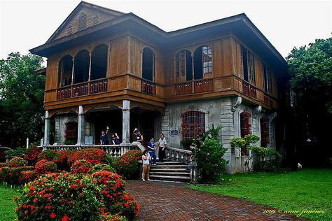 Balay Negrense in Silay, Negros Occidental. During the Spanish colonial period, the traditional Filipino "Bahay na bato" architectural style for large houses emerged. These were large houses built of stone and wood combining Filipino, Spanish and Chinese style elements. Philippine Architecture, Filipino House, Filipino Architecture, Colonial Garden, Spanish Style Architecture, Philippine Houses, Large Houses, Stone And Wood, Heritage House