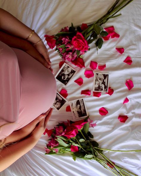 Valentines Photography Couples, Baby Shower Reveal Ideas, Valentines Baby Announcement, Photo Shoot Poses, Maternity Picture Outfits, Valentines Pregnancy Announcement, Baby Bump Photoshoot, Pregnancy Photo Shoot, Cute Pregnancy Pictures