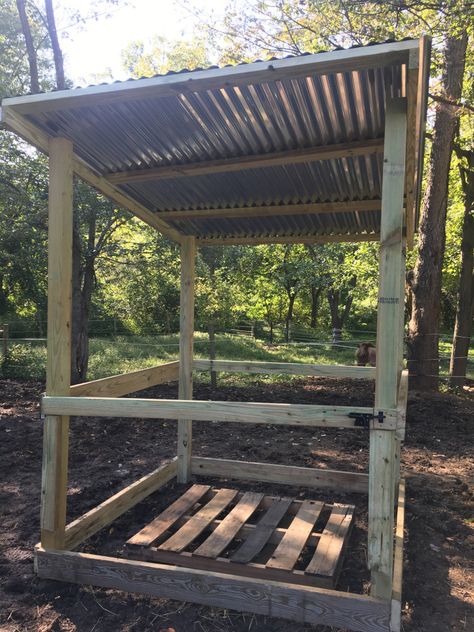 Diy Hay Feeder For Horses Outside, Round Bale Hay Feeder Diy, Horse Feeder Diy, Round Bale Hay Feeder, Hay Hut, Diy Hay Feeder, Round Bale Feeder, Hay Feeder For Horses, Horse Feeder