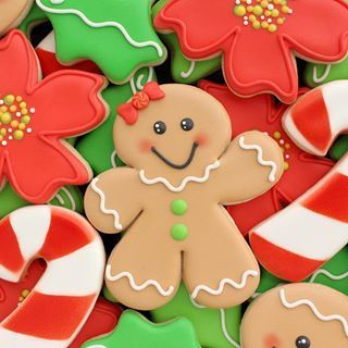 Gingerbread men (and women), holly, and poinsettias are my favorite Christmas cookie shapes to decorate. What are yours? #sweetsugarbelle #decoratedcookies #cookiedecorating #christmas #christmascookies #royalicing #royalicingcookies #gingerbread Gingerbread Man Cookies Decorated, Sugarbelle Cookies, Sweet Sugarbelle, Cookie Decorations, Winter Cookie, Man Cookies, Sugar Cookie Designs, Gingerbread Man Cookies, Cookies Christmas