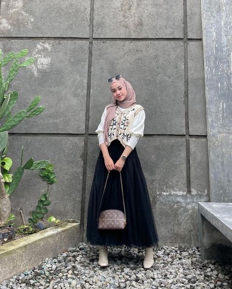 hijab fashion Rok Tutu Ootd, Outfit Rok Tutu, Tutu Skirt Hijab, Long Tutu Skirt Outfit, Rok Tutu Hijab Outfit, Ootd Rok Tutu, Long Skirt Hijab, Hijabi Photography, Korean Hijab